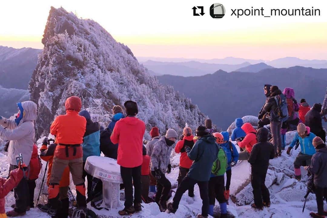西条市さんのインスタグラム写真 - (西条市Instagram)「松の内は過ぎたけど﻿ 今年もよろしく石鎚山﻿ ﻿ 元旦の山頂ってこんなに人がおるんやね。﻿ ﻿ 「いつかは行きたい！」＼＼\\٩( 'ω' )و //／／﻿ ﻿ ﻿ Repost @xpoint_mountain with @get_repost﻿ ﻿ ・・・﻿ ﻿ 明けましておめでとうございます。﻿ 初日の出は石鎚から。﻿ 雪は無し。凍結アリ。﻿ ﻿ #石鎚山 #lovesaijo ﻿ #fujifilm #xt2 #xf35mmf2 ﻿ #初日の出 #登山﻿ ﻿ ﻿ ﻿ #西条市 #いよ西条 #伊予西条 #愛媛 #四国 #瀬戸内 #Ehime #Shikoku #Setouchi #inaka #田舎暮らし #愛媛旅行 #四国旅行 #japantravel #japaneseculture #japantrip #explorejapan #visitjapan #traveljapan #travelinjapan #登山好きと繋がりたい #登山 #mtishizuchi﻿」1月16日 11時02分 - lovesaijo