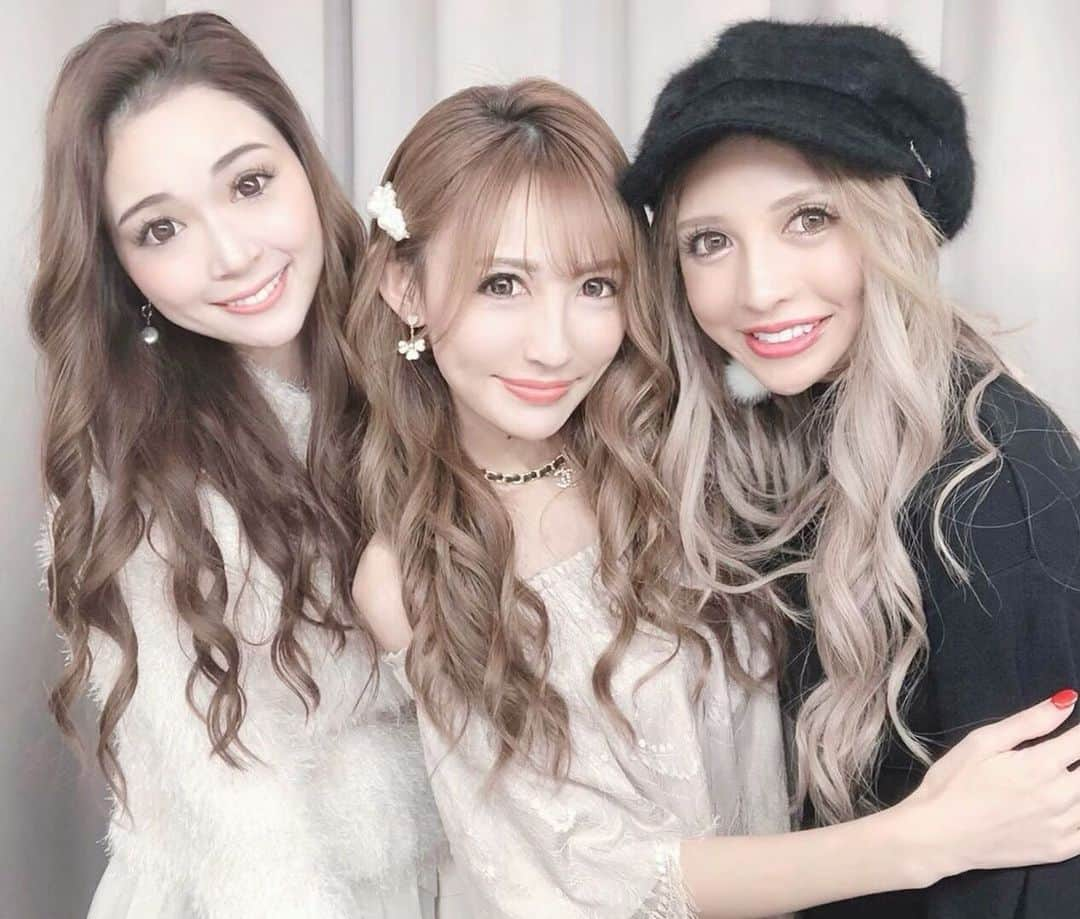 寿リリカさんのインスタグラム写真 - (寿リリカInstagram)「♡ くるくる三姉妹🐰🐰🐰💓 ♡ マリカちゃん💗やのちゃん💗 ♡ 姉ageha撮影📷楽しい💕 この日はまるちゃんhair🥰 くるくる〜💓💓 ♡ #姉アゲハ #姉agehaモデル」1月16日 11時07分 - ririkakotobuki