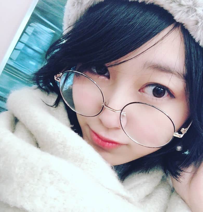 咲村良子のインスタグラム：「あったかくしてお出かけです #メガネ女子 #冬コーデ #もこもこコーデ #今日のコーデ #likeforlikes #japanese #selfie」