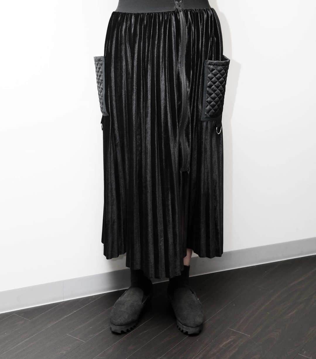 のインスタグラム：「TEARS OF SWAN-PLEATS WRAP LONG SKIRTになります!! official webshopでもオーダー開始ですので宜しくお願い致します(^^)👗💻 http://tears-of-swan.shop-pro.jp/?pid=148018918 (2月中旬販売開始)  @tears_of_swan  #tearsofswan  #tearsofswan_officialwedshop  #pleatsskirt  #wrapskirt  #skirt  #プリーツスカート  #ラップスカート  #スカート」