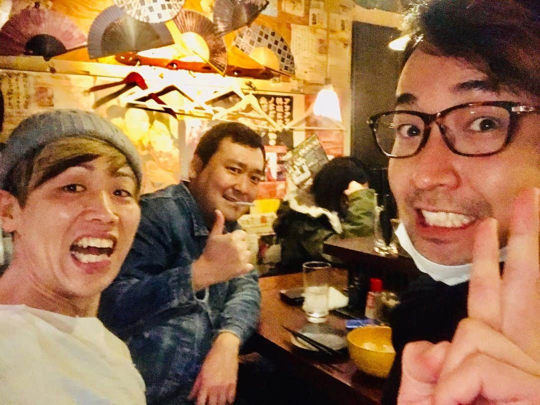 けんじるさんのインスタグラム写真 - (けんじるInstagram)「‪昨日は朝から晩までパチンコ屋に入り浸っていたグランジの大ちゃんと飲みました〜！‬ ‪途中、エグスプロージョンのまちゃあき君がいて一緒に１杯❗️‬ ‪3人同期飲み🍺‬ ‪#けんじる #食い込MEN #芸人 #お笑い #ギャグ #吉本 #グランジ #大 #エグスプロージョン #まちゃあき #中目黒‬ #本能寺の変」1月16日 11時35分 - kenjiru0318