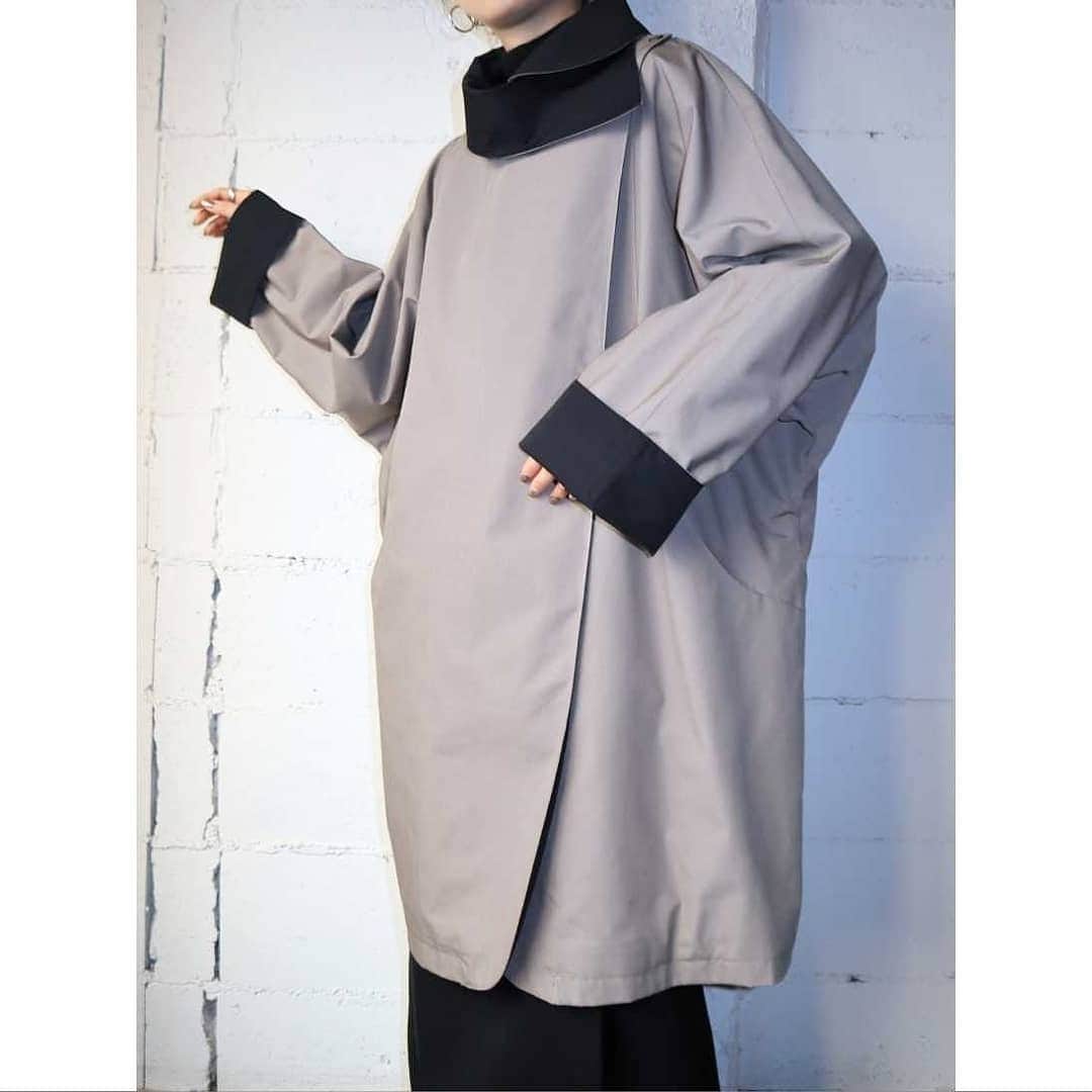吉祥寺 古着屋 Orfeoのインスタグラム：「Bicolor Asymmetric Coat  #orfeo #kichijoji #tokyo #vintage #used #fashion #coordinate #outfit  掲載商品のお問い合わせはメールにて承っております。コメント、DMでのお問い合わせは受け付けておりませんのでご了承ください。」