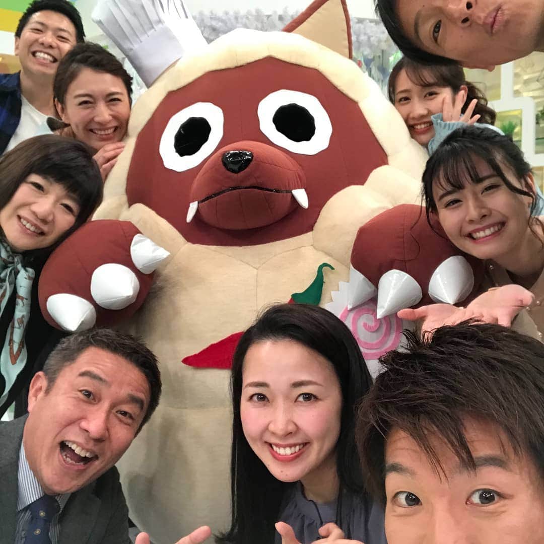 佐藤裕二さんのインスタグラム写真 - (佐藤裕二Instagram)「今日と明日のニュース担当は堂ちゃんです（右下）うまく画角におさまらず。 よろしくお願いします。  #堂野浩久  #山田美保子 さん#萱野稔人 さん #小椋久美子 さん#山田修作 3 #竹田基起 #徳重杏奈 #上坂嵩  #望木聡子 #島津咲苗 #ウルフィ #佐藤裕二  #メーテレ #ドデスカファミリー」1月16日 11時54分 - karaage_satou