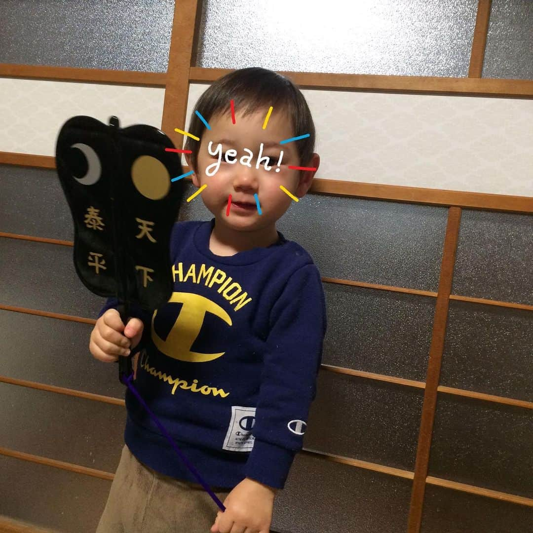 浅利そのみさんのインスタグラム写真 - (浅利そのみInstagram)「きのう、仕事終わりに家に電話したらちょび平さんが出て「炎鵬が抱っこされてバタバタして負けたー！」とお相撲の報告を。 帰ってからも「炎鵬がね、こうやってたの」とじぃじに抱っこしてもらい、ちょび平さんが足をバタバタさせる。 うん、いい感じにお相撲男子になっている。 #ちょび平 #ちょび平さん #相撲男子 #だいぶ力士も顔を見てわかるようになってきた #次竜電だよと教えてくれる #息子3歳5ヶ月 #写真は1年前 #将来の夢はアンパンマンと行司さん」1月16日 11時56分 - asarisonomi