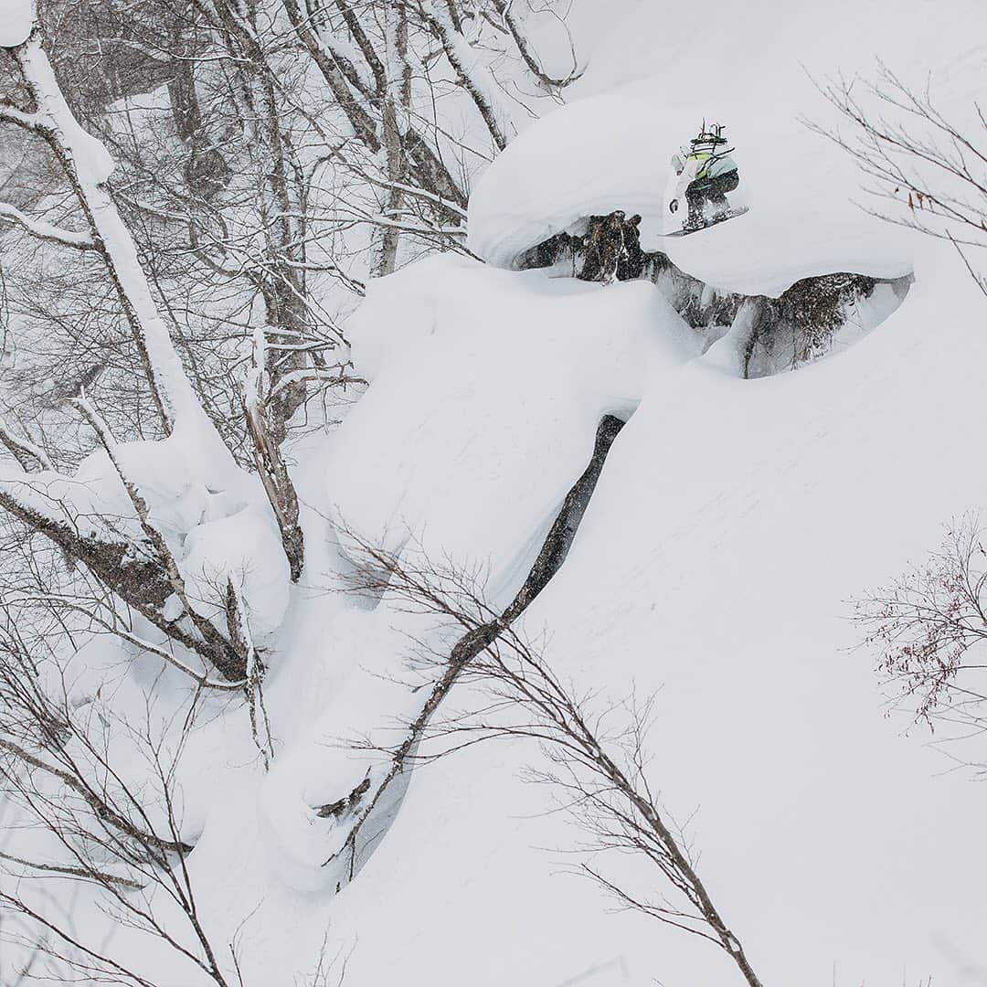 Burton Japanさんのインスタグラム写真 - (Burton JapanInstagram)「圧倒的なパフォーマンス、究極のプロテクション、スマートなシンプルデザイン。Burtonライダーをはじめ、多くのスノーボーダーが絶対的な信頼を寄せる[ak]コレクション。 #Winter2020Burton #RidingIsTheReason」1月16日 11時56分 - burtonjapan