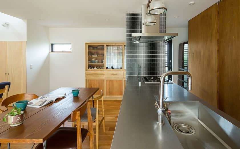 ルポハウス一級建築士事務所さんのインスタグラム写真 - (ルポハウス一級建築士事務所Instagram)「・ ・ ・ オールステンレスのキッチンは、素朴な工藝美とは対照的にインダストリアルな機能美が光ります。 ・ 単なる作業場という要素以上に、空間を引き締める迫力です。 ・ ・ ・ ルポハウスの施工事例をもっと見てみたい方は こちらまで☞ @reposhouse ・ #ルポハウス は#ちょっとかっこいい家 を"友人のために"という思いでつくっています。 ・ 一生に一度の#マイホーム。 「あなたにしかできない」×「ルポハウスだからできる」で、私たちだけの#家づくり を思いっきり楽しんでみませか？！ ・ ・ ・ #家 #インテリア #住宅 #注文住宅  #ライフスタイル  #新築一戸建て #住まい #シンプルな暮らし #デザイナーズ住宅 #一級建築士事務所 #設計事務所 #myhome #house #instahouse #design #滋賀 #大津 #草津 #栗東#キッチン #キッチンインテリア #オールステンレス #ステンレスキッチン」1月16日 11時58分 - reposhouse
