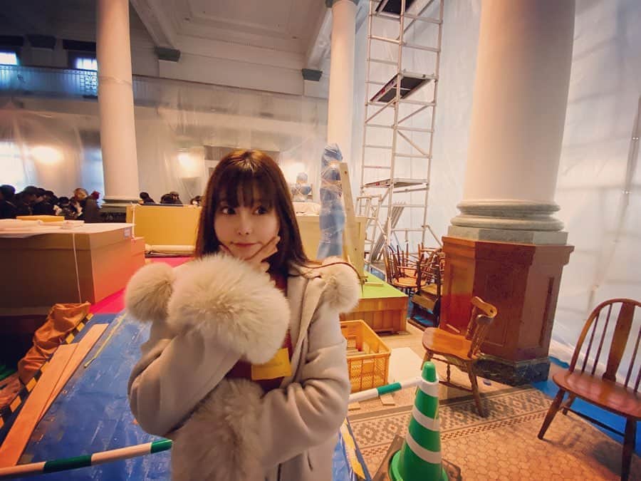 利咲のインスタグラム：「年末に駆け込みで﻿ #非常にはっきりとわからない展﻿ 行って来ました。﻿ ﻿ 場所や空間全体を作品として体験させる #インスタレーション と呼ばれる現代アート。﻿ 絵画や彫刻などと違い、動きのある美術表現。﻿ このような形態のものは今まであまり見たことがなかったのでそれこそ非常に興味深かったです！﻿ ﻿ 同じ空間を二階層に渡り体験する。﻿ あれさっきと同じ部屋？今どこにいる？となり、﻿ 階を変えてもまた同じ空間が戻る。﻿ 作業してる人たちも全く同じ動きをする。﻿ 時空どうなってる？となります。﻿ ﻿ web上にたくさんネタバレ載ってますが﻿ ネタバレをしても体感しないとよく分からない内容だったと思います。﻿ 私は私なりの解釈がありますが非常にはっきりとわからない人たちが非常にはっきりとわかった！﻿ AUDIENCEとシールを貼られてる我々もまた展示物？ 物事を違った目線で見れたり、見るきっかけを与えてくれるってことは面白いですよね〜﻿ 訳が分からないことや考えさせられるのが面白い。﻿ 美術品の価値以外のアートにSNSの普及によりネットの情報で人が集まるのも面白い。﻿ ﻿ #現代アート #千葉市美術館 #chibacitymuseumofart #modernart #美術館 #千葉市 #千葉 #installationart #installation」