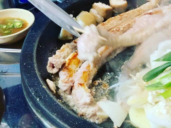 木嶋菜穂子のインスタグラム：「. 2020年、旅初めは、﻿ ソウル❣️﻿ ﻿ 北海道、東京、名古屋、関西﻿ 日本でなかなか同時には会えないみんなと﻿ ソウルで合流。﻿ ﻿ ﻿ 転売、﻿ バイヤー、﻿ 海外仕入れ、﻿ ﻿ いろんな仕事の情報と、﻿ ﻿ ﻿ 美容、﻿ ドクターコスメ、﻿ グルメ、﻿ ﻿ それぞれの情報通が集まり﻿ 女子が韓国を最大に楽しむ旅♡﻿ ﻿ ﻿ ﻿ 普段、﻿ 中国輸入転売で﻿ ﻿ 日々いろんなジャンルの商品を見てるから﻿ ﻿ ショッピング系は、﻿ 東大門も﻿ 高速ターミナルも﻿ 原価がわかってしまって﻿ ﻿ ん？あまり安くないw﻿ ﻿ と、買い物は﻿ そこそこに終わらせてしまったけど﻿ 生のリサーチにはよかったかな^ ^﻿ ﻿ ﻿ ﻿ なにより、﻿ ﻿ 生徒さんや﻿ ママ旅オンラインサロンメンバーも﻿ ﻿ しっかり収入の柱を育てて﻿ こうして一緒に海外合流できる仲間が﻿ どんどん増えていくのが﻿ 嬉しくてしかたないー♡﻿ ﻿ ﻿ ﻿ 2020年も﻿ ﻿ 今までの価値観をこわして﻿ こだわりや思いこみを捨てて﻿ ﻿ 大きく軽やかに﻿ 日々新しく生きよう♡﻿ ﻿ ﻿ - - - - - - - - - - - - - - - - - - - - ﻿ ﻿ ◉マイルを最大に効率よく貯めて使う﻿ SPG使いこなし術伝授﻿ ママ旅オンラインサロン﻿ ﻿ ﻿ ◉毎月５万〜の収入の柱をつくる﻿ 知識ゼロでも﻿ 会社員でも在宅主婦でも﻿ 初月から３〜14 .５万の純利益をだす﻿ 中国輸入メルカリ転売スクール﻿ ﻿ ﻿ お問い合わせは﻿ ﻿ @naco_mamatabi  プロフィールのトップリンク﻿ LINE@より﻿ . #マイブランド物販アカデミー #ママ旅オンラインサロン」