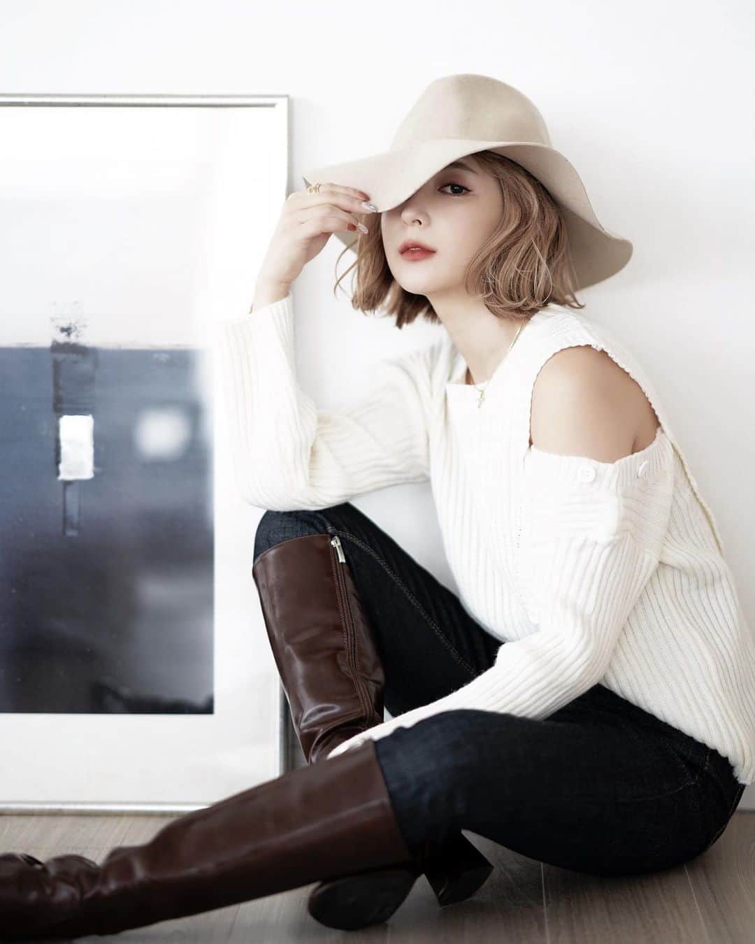 仲村美香さんのインスタグラム写真 - (仲村美香Instagram)「本日23時より発売の新作♡ 肩が開いてるニット🐻❤️❤️❤️ めちゃめちゃ可愛い。 ブルーもあるよ♡ @marque_official ・ ・ ・ Knit:7,200yen Denim:8,900yen Boots:12,400yen ・ ・ ・ ・ #coordinate#ootd#outfit#fashion#blogger#japan#marque#marqueofficial#marqueimport#マルク#毎日コーデ#コーデ#ファッション#ロングブーツ#ブー#ブーツイン#デニム#denimstyle」1月16日 12時05分 - mikapu0519