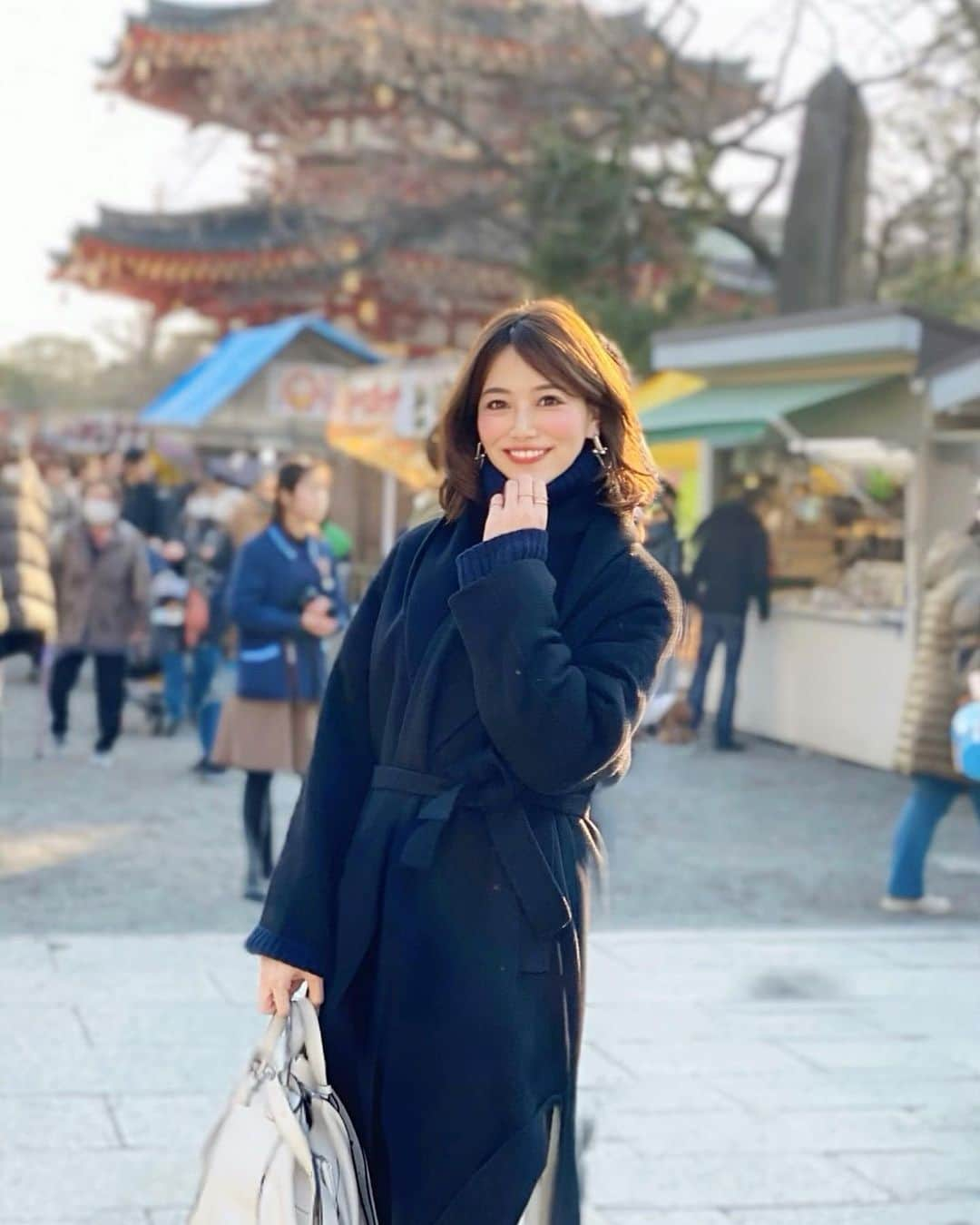 石井里奈さんのインスタグラム写真 - (石井里奈Instagram)「こんにちは☀️ . 今日は週末のお出かけコーデ👗✨ . 佳子と前厄なので川崎大師さんで厄除けをしに行ってきたよ🚶‍♀️❤️ . 川崎大師さんに行くまで屋台がたくさんでてて誘惑がおおかった〜🤤🤤 . その後はなっちゃんゆりちゃんと合流して東京大神宮へ⛩❤️恋愛パワースポットということでみんなでおみくじ引いたりして、とっても楽しかった〜🥰当たるかどうかは置いといてこうゆうの楽しいよね笑 . おみくじが短冊みたいになってて可愛かったよ🎋しかも香り付き！ . 話は変わりますが、これからはちょこちょこ私の愛用メイク用品も紹介していければと思ってて💡（すっかり映画リベンジGIRLの影響を受けている笑） . 今回は昨年の初秋くらいから使っている @primavista_official_jp のメルティリキッドファンデーション✨ついに二本目も使い切りそうです❣️ . 本当にこの子のおかげでこの秋冬は乾燥肌の私でも肌が乾燥でカサついたり、ファンデひび割れたりまったく悩まなかった👍3本目欲しいけど数量限定だったからまだあるといいな〜🥺✨ . コスメも高いからいいってわけじゃなくて、本当に自分の肌にあったものを見つけられるのって大事🙏 さてさて午後も頑張っていきましょ❤️ . #川崎大師 #厄除け #コート #coat #冬コーデ #防寒コーデ #コーデ #ファンデーション #リキッドファンデーション #メルティリキッドファンデーション #プリマヴィスタ #primavista #おすすめコスメ #乾燥肌 #cosmetics #メイク #makeup #石原さとみ #愛用コスメ #恋愛パワースポット #東京大神宮 #パワースポット #おみくじ #恋愛運 #縁結び #女子会 #fashion #ブラックコーデ #カシミアコート #りなまるコーデ」1月16日 12時05分 - ri7tin1025