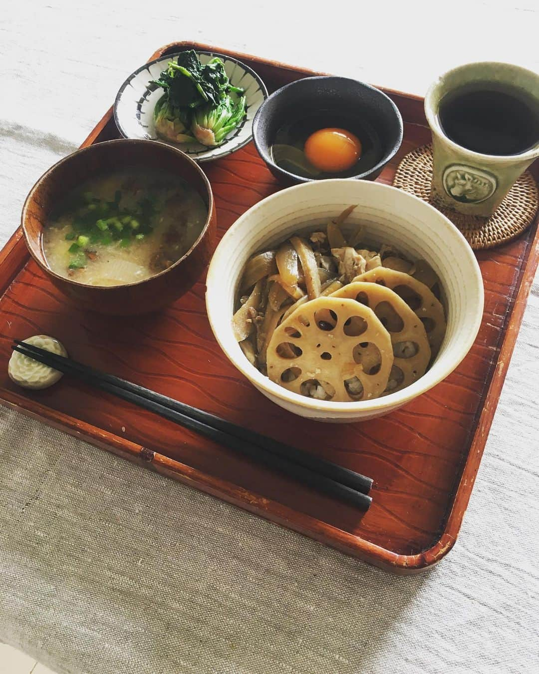 猫沢エミさんのインスタグラム写真 - (猫沢エミInstagram)「山ほど作った肉豆腐を訥々と食べておりますよ。  今日のお昼は、牛丼的な装いで。黒七味と生たまごをかけまわして食べれば、美味しくないわけがない。  なめこのお味噌汁、ほうれん草のお浸しは、えごま油と自家製黒酢だれ和え。  ここ数日、激しい気圧の変化にしてやられて、もうほとほとうんざり。起きがけに『気圧の安定している国や土地』で思わずググると、結構いらっしゃるんですね、気圧が理由で海外移住する方って。  頸椎ヘルニアの手術をしてから、私もめっぽう弱くなりました。日本は細長いので、エリアによってだいぶ違うみたいですけど、全体としては台風の多い亜熱帯気候。身体が適応しなくなったので移住しますって、なんかとても動物っぽいなと思う。  気圧が安定しているエリア、カナダのバンクーバーやアメリカ西海岸…etc. 多くは緯度や海流に関係しているのね。フランスは、日本よりはだいぶマシそう。🤔 #猫沢飯　#ヘルニア国物語またはフリーダニャーロ」1月16日 12時11分 - necozawaemi