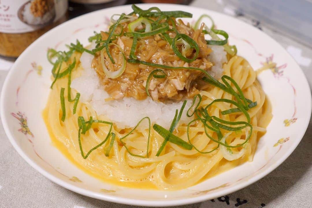 かっちゃんねるさんのインスタグラム写真 - (かっちゃんねるInstagram)「究極のズボラ飯🍝﻿ ﻿ 「釜玉なめ茸パスタ」（2人前)﻿ ﻿ ・なめ茸 大さじ4・ツナ缶 1缶・大根（すりおろす） 200g・乾燥パスタ 140g・刻みネギ 適量﻿ ﻿ ☆・卵 2個・だしの素 小さじ1・ごま油 小さじ2﻿ ﻿ ◎なめ茸・ツナ缶を混ぜる→☆の材料を混ぜる→パスタを深めの耐熱容器に入れ、浸る程度の水と塩（分量外）を入れ600wで規定の時間＋3分加熱→温かい間に湯を切りながら☆に入れ混ぜる→お皿に盛り付け、大根おろし、なめ茸ツナ、刻みねぎをちらす。﻿ ﻿ これ、ズボラですが本当に美味しいです😅（笑）﻿ ﻿ #パスタ #パスタレシピ #パスタグラム #ズボラ飯 #なめ茸 #料理 #レシピ #簡単レシピ」1月16日 12時19分 - kattyan1011