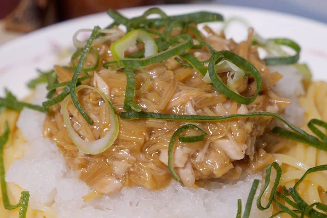 かっちゃんねるさんのインスタグラム写真 - (かっちゃんねるInstagram)「究極のズボラ飯🍝﻿ ﻿ 「釜玉なめ茸パスタ」（2人前)﻿ ﻿ ・なめ茸 大さじ4・ツナ缶 1缶・大根（すりおろす） 200g・乾燥パスタ 140g・刻みネギ 適量﻿ ﻿ ☆・卵 2個・だしの素 小さじ1・ごま油 小さじ2﻿ ﻿ ◎なめ茸・ツナ缶を混ぜる→☆の材料を混ぜる→パスタを深めの耐熱容器に入れ、浸る程度の水と塩（分量外）を入れ600wで規定の時間＋3分加熱→温かい間に湯を切りながら☆に入れ混ぜる→お皿に盛り付け、大根おろし、なめ茸ツナ、刻みねぎをちらす。﻿ ﻿ これ、ズボラですが本当に美味しいです😅（笑）﻿ ﻿ #パスタ #パスタレシピ #パスタグラム #ズボラ飯 #なめ茸 #料理 #レシピ #簡単レシピ」1月16日 12時19分 - kattyan1011