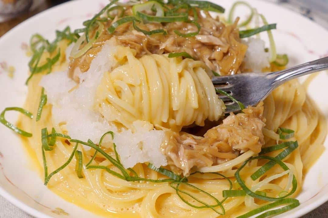 かっちゃんねるさんのインスタグラム写真 - (かっちゃんねるInstagram)「究極のズボラ飯🍝﻿ ﻿ 「釜玉なめ茸パスタ」（2人前)﻿ ﻿ ・なめ茸 大さじ4・ツナ缶 1缶・大根（すりおろす） 200g・乾燥パスタ 140g・刻みネギ 適量﻿ ﻿ ☆・卵 2個・だしの素 小さじ1・ごま油 小さじ2﻿ ﻿ ◎なめ茸・ツナ缶を混ぜる→☆の材料を混ぜる→パスタを深めの耐熱容器に入れ、浸る程度の水と塩（分量外）を入れ600wで規定の時間＋3分加熱→温かい間に湯を切りながら☆に入れ混ぜる→お皿に盛り付け、大根おろし、なめ茸ツナ、刻みねぎをちらす。﻿ ﻿ これ、ズボラですが本当に美味しいです😅（笑）﻿ ﻿ #パスタ #パスタレシピ #パスタグラム #ズボラ飯 #なめ茸 #料理 #レシピ #簡単レシピ」1月16日 12時19分 - kattyan1011