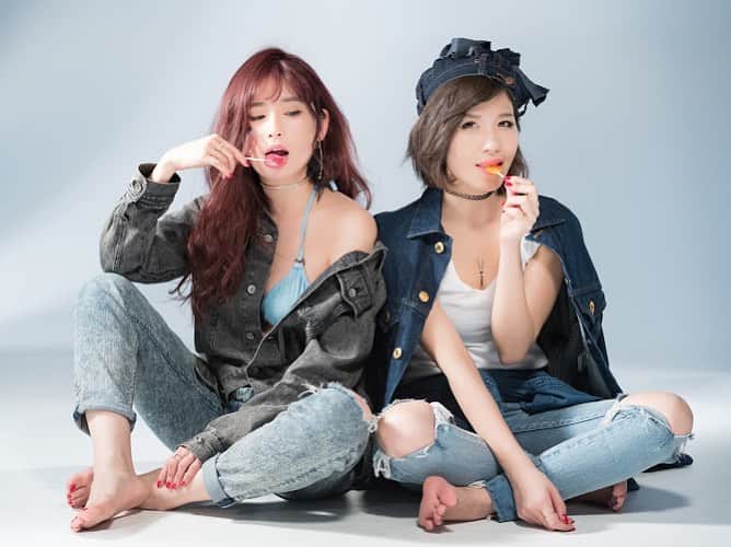 有馬綾香のインスタグラム：「おはよーう。  また赤髪にもしたいなぁ。  #photo #denim #portrait #model #candy #natural #coordinate  #写真 #デニムコーデ #撮影 #モデル #写真好きな人と繋がりたい #飴 #赤髪 #懐かしい写真 #かなぱん」