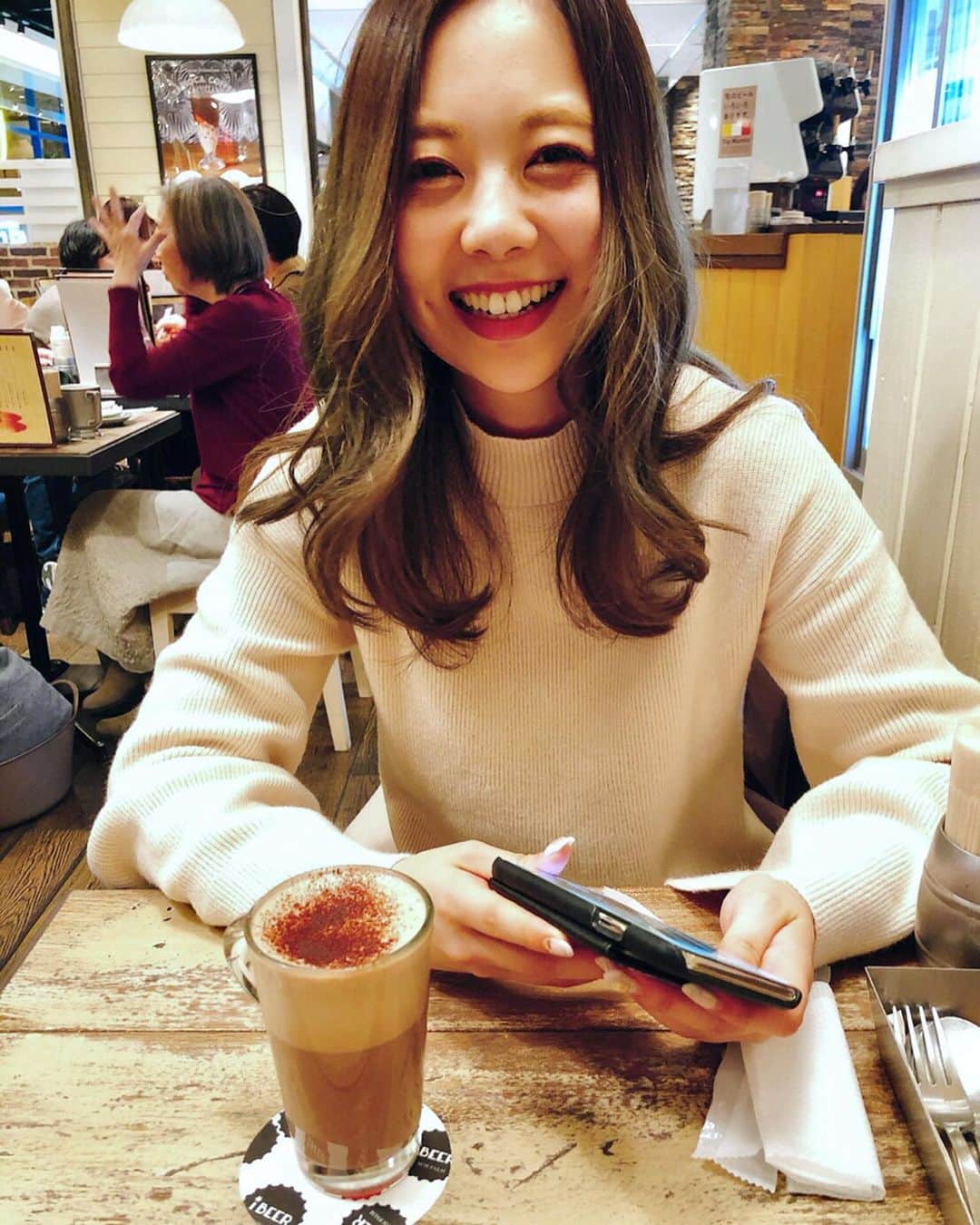 西村季里子のインスタグラム：「・ ランチでね、 イカ墨食べたんだよね🦑 たぶんね、それがね、 この日ずっと歯にはさまってたよ デートじゃなくてよかったよ、 でもデートであっても「おいイカ墨ついてるぞっ」って笑ってとってほしいし「も〜かわいいな〜」って言ってほ(黙) 美味しかったな、イカ墨。 #歯#🦷#イカ墨#ランチ#敵 #今年も平和に生きられそうです #follow#followｍe」