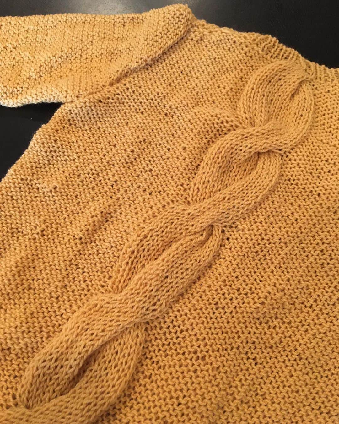 LINAさんのインスタグラム写真 - (LINAInstagram)「春先のニットが完成♡ ざっくりの編み目で 前後で縄編みを変えてみました。 手編みならではの デザインですね。 #MAX#LINA #knit#handknitting #編み物女子 #手編み」1月16日 12時30分 - xxlina_now