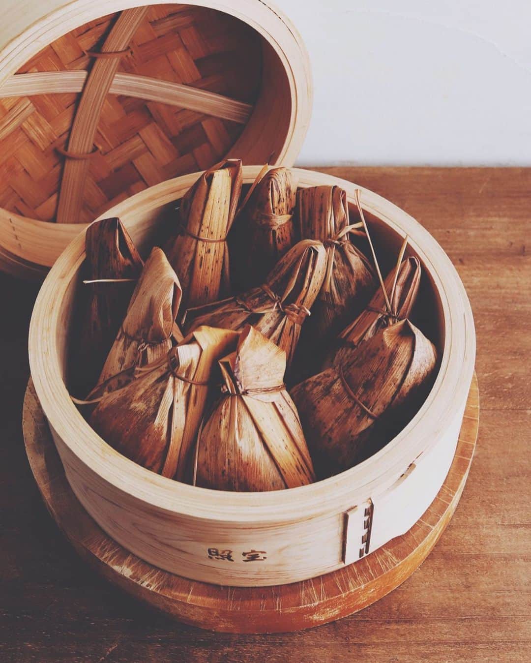 樋口正樹さんのインスタグラム写真 - (樋口正樹Instagram)「Chimaki . お昼に中華風ちまき。 春の行楽弁当の試作。 自分、不器用ですが、 なんとかできました。 次は具材も包み方も もっと美味くしよう。 . . #中華ちまき #ちまき #粽 #肉粽 #粽子 #chimaki #zongzi #chinesetamale」1月16日 12時36分 - higuccini