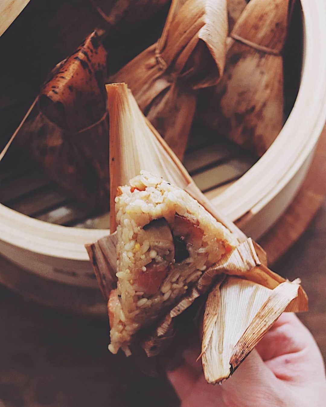 樋口正樹さんのインスタグラム写真 - (樋口正樹Instagram)「Chimaki . お昼に中華風ちまき。 春の行楽弁当の試作。 自分、不器用ですが、 なんとかできました。 次は具材も包み方も もっと美味くしよう。 . . #中華ちまき #ちまき #粽 #肉粽 #粽子 #chimaki #zongzi #chinesetamale」1月16日 12時36分 - higuccini