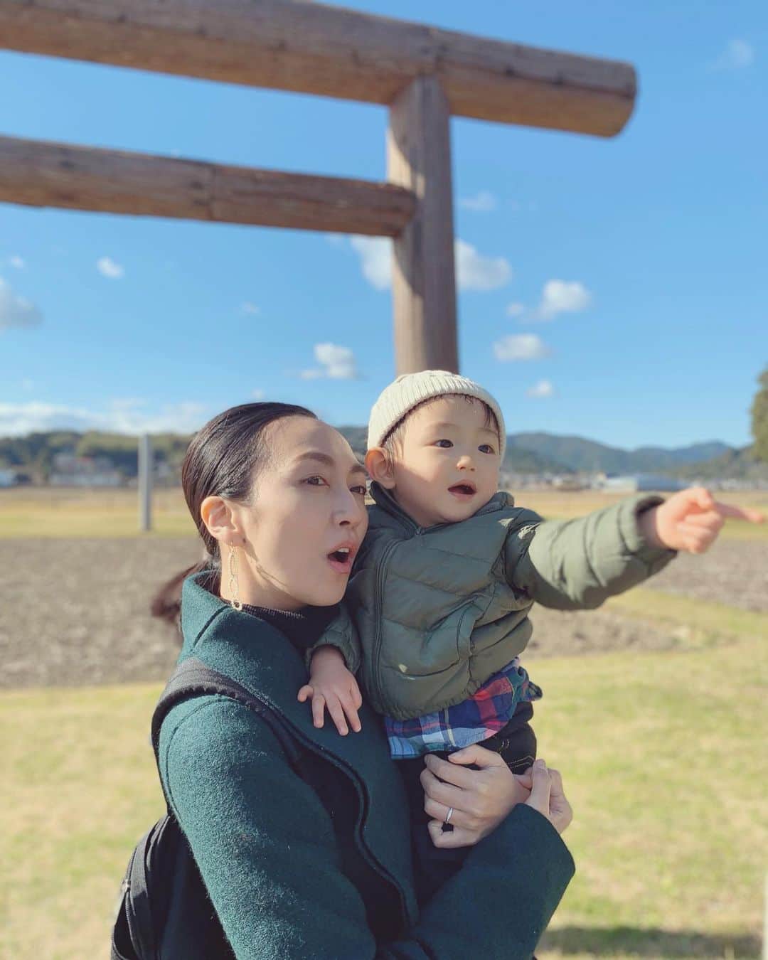のインスタグラム：「「年末、息子初の日本でのお正月あれこれ。」 @hongkonglei_official さん内の子育てコラム更新。リンクはプロフィールにもあります。  https://hongkonglei.com/kosodate_miki8/  移動と親戚周りに会う（上は97歳！）日本らしいお正月。 息子の成長を家族のみんなで見守ってもらい喜んでもらいました。  世代も考え方も住む場所も違うけれど みんな願うことは同じであることを再確認。  特別なことはしてあげられなくても、たくさんの人と関わって色んな考えに触れたり 楽しかった、うれしかった、という記憶を頭の隅に残してあげたいな。  私自身にも心境の変化があり… 2020年は家庭内チームワークの強化！も目標に入れました😌  香港はまもなく2度目のお正月。 今年もみなさんが健やかに笑顔あふれる一年になりますように🇭🇰🌈🇯🇵 ・ ・  #hongkonglei #香港 #子育て #ママモデル #1歳半 #砂賀美希 #cny #2020 #健康第一 #diversity #主人のこと #初めて書いてみた #oneteam」