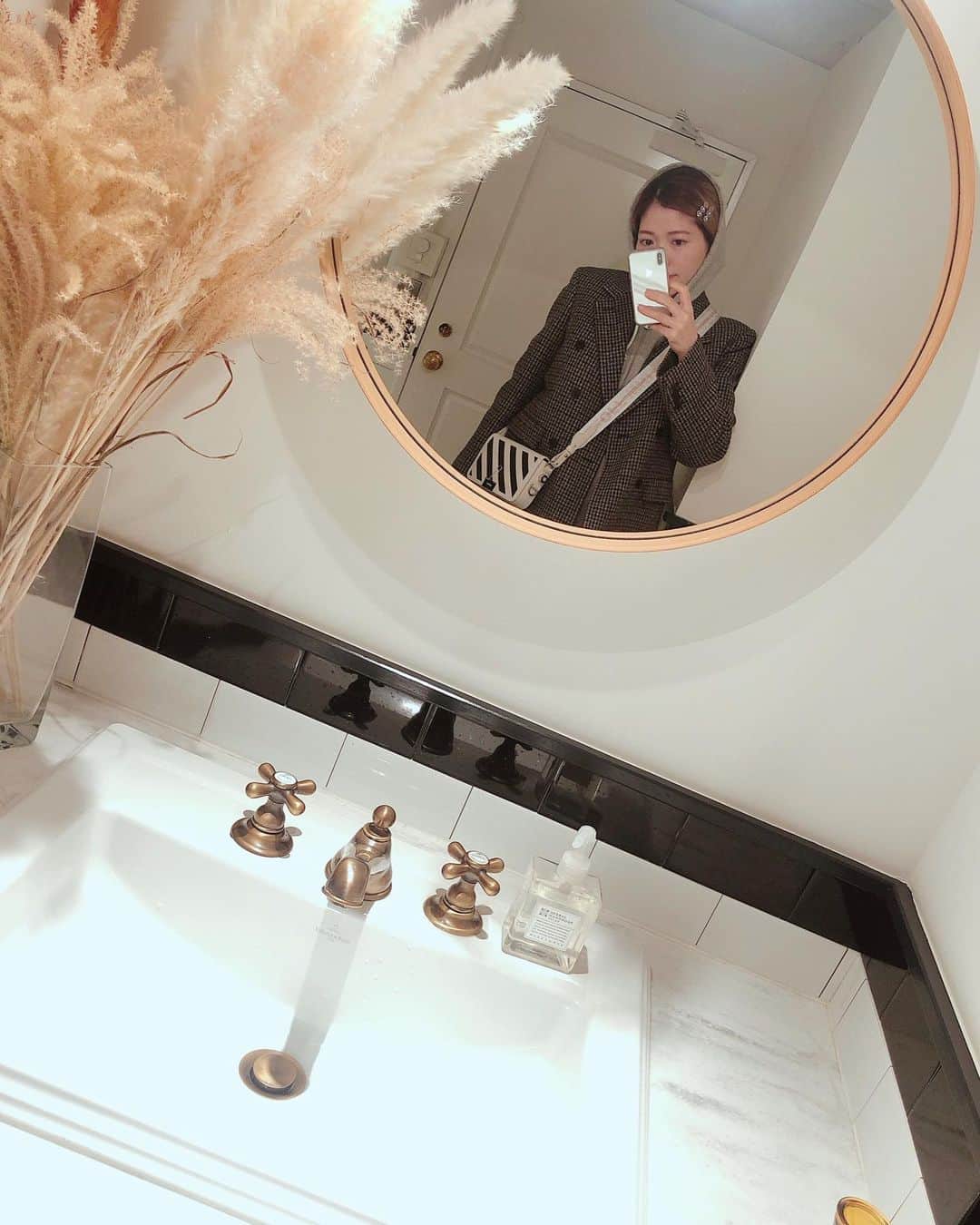 山脇道子のインスタグラム：「#mirrorselfie 🤍🖤🤍🖤🤍 bag @off____white」
