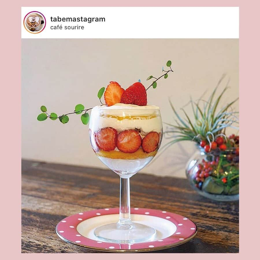 bis_web bis [ビス] さんのインスタグラム写真 - (bis_web bis [ビス] Instagram)「.﻿ いちごスイーツ🍓﻿ ﻿ ﻿ 上にちょこんと乗ったいちごが可愛い♡﻿東京から関西までインスタで話題のカフェを紹介します🍓﻿ ﻿ スワイプしてチェックしてね👉🏻﻿ ﻿ ☑︎MUUN seoul @muun_seoul  韓国のトゥンカロン専門の大人気カフェが原宿に登場。センタルギウユ（いちごみるく）も人気でインスタ映え間違いなし！京都にもお店があるよ。﻿ ﻿ ☑︎cafe sketch @cafe_sketch_ ﻿ 大阪の堀江に最近オープン。可愛いケーキはもちろん、韓国のカフェのような内装も人気の理由❤︎﻿ ﻿ ☑︎ Parfaiteria beL﻿ 札幌発祥文化の〆パフェはいかが？ 道玄坂にあるパフェテリアベルでは、甘すぎない大人のパフェが楽しめます。﻿ ﻿ ☑︎ and. cafe @and___cafe﻿ 大阪の新深江にあるこちらのカフェは、旬のフルーツを贅沢に使ったスイーツが楽しめます。﻿ ﻿ ☑︎ Q-pot CAFE. @qpot_official﻿ 人気のアクセサリーブランドQ-pot.のカフェ。今ならバレンタイン限定メニューでいちごを使ったメニューが充実してるよ❤︎﻿ ﻿ ☑︎ PARIYA @pariya_official﻿ 人気デリのPARIYAのケーキはシンプルだけどインスタ映え❤︎バレンタイン限定でストロベリーチョコレートショートケーキもあるみたい🍫🍓﻿ ﻿ ☑︎ cafe sourire @sourire331  大阪の江戸堀にあるカフェ。いちごが乗ったパフェはなんとも愛らしい。プリンやケーキもあるそう。﻿ ﻿ ☑︎ Little Village Cafe @little_village_cafe﻿ 季節のフルーツを使ったメニューが豊富に揃っているそう。スコーンやプリンが大人気❤︎﻿ 横浜に行った際は立ち寄ってみてね。﻿ ﻿ #いちごスイーツ #イチゴスイーツ #苺スイーツ #スイーツ #イチゴケーキ #いちご #パフェ #苺パフェ#夜パフェ #MUUNseul #cafesketch #ParfaiteriabeL #andcafe #qpotcafe #PARIYA #cafesourire #LittleVillageCafe #bis_web」1月16日 18時06分 - bis_web