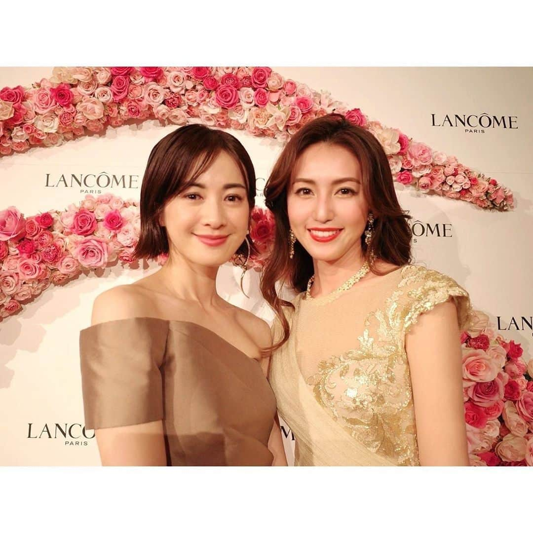 有村実樹さんのインスタグラム写真 - (有村実樹Instagram)「🌹﻿ ﻿ 昨夜はイブニングドレスに着替えて、﻿ LANCOME エクスクルーシヴ ディナーへ🥂﻿ ﻿ ﻿ 溢れ返るほどにバラが贅沢に飾られたLANCOMEらしい会場で、みんな華やかに着飾ってキラキラと輝く時間🌟﻿ ﻿ ﻿ ﻿ グローバルアンバサダーを務めるアマンダ・サイフリッドさんとも記念撮影！！﻿ すごく優しく気さくな方で一気にファンになっちゃいました😍﻿ 柔らかな雰囲気がかわいいー💕﻿ ﻿ ﻿ ﻿ れいちゃんにも久しぶりに会えて、嬉しかったなぁ☺️﻿ ﻿ ﻿ 帰宅後は、﻿ しっかりメイクで過ごした肌を﻿ <クラリフィック デュアル エッセンスローション>で優しくケア。﻿ 幸せな夜でした🌉﻿ ﻿ ﻿ ﻿#lancomeofficial #lancome #ランコム #クラリフィック #アマンダ #Lancome #LancomeSkincareSymposium #ランコム  #beauty #美容 #スキンケア #skincare #シンポジウム #化粧水 #発酵 #美肌 #美容研究家 #有村実樹 #ディナー #エクスクルーシヴディナー #アマンダサイフリッド #パーティー #ドレスアップ #party #dinner #special ﻿ ﻿ ﻿ ﻿ ﻿ ﻿ ﻿ ﻿ ﻿ ﻿」1月16日 12時45分 - arimura_miki