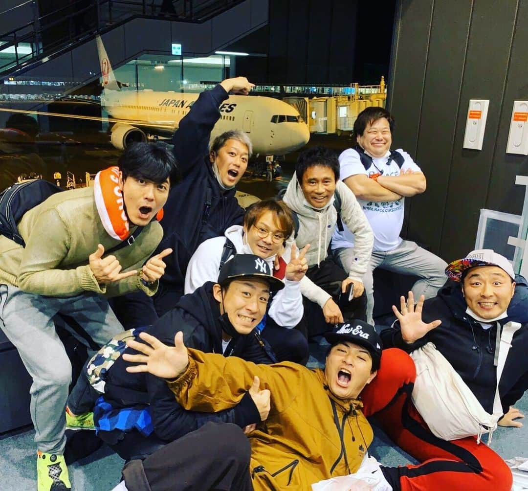 のインスタグラム：「『浜ちゃん後輩と行くハワイ島で休日』 みんなと空港で記念撮影📸 只今インスタ『hamachankyuzitsu』随時、更新中です😁 覗いてみてね♡ #浜ちゃん後輩と行くハワイ島で休日  #浜田雅功 #ライセンス井本 #どりあんず #サカイストマサヨシ #プラスマイナス岩橋  #チーモンチョーチュウ菊地  #天竺鼠瀬下 #ハワイ島 #大阪チャンネル #hawaii  #hawaiiisland」