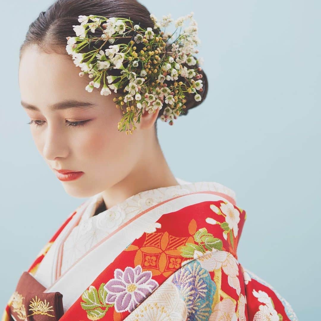 CLAIREのインスタグラム：「掛け替えという楽しみ。 ・ 掛け替えは打掛けだけを変える、時短でガラリと印象を変えられるお色直しです。 白無垢の掛け替えもOK! ・ 打掛の色に合わせて、ヘッドアクセも合わせると○。 ・ 1枚目→赤の打掛に、ヘッドは小花と枝のミックスを合わせて。可憐で凛としたスタイルで。 ・ 2枚目→淡い色の打掛のイメージに合わせて、リボンとパールのイヤリングをプラス。遊び心あるトレンドアレンジに。 ・ @clairebridalstudio」