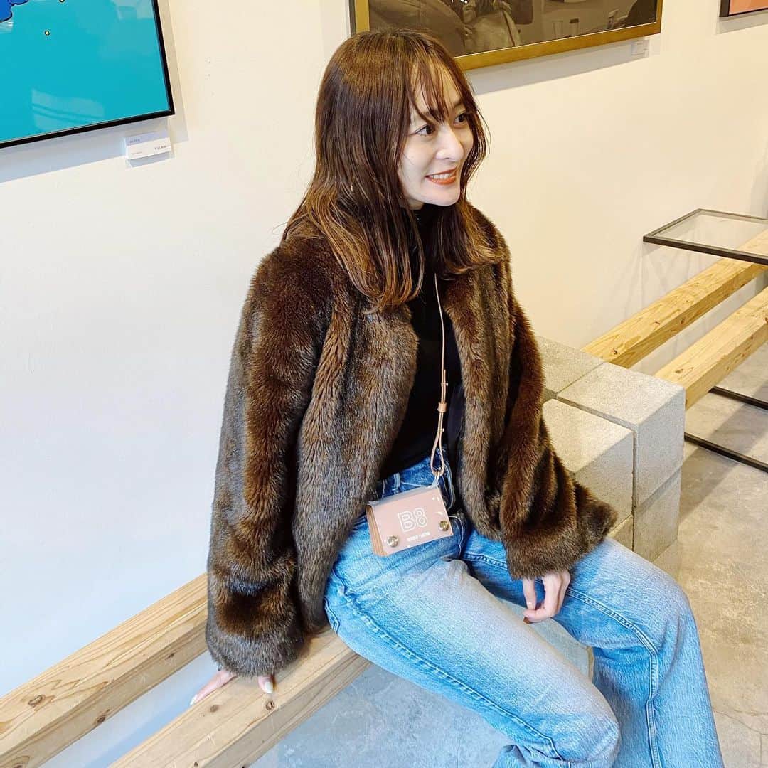 難波礼華のインスタグラム：「出張のときは大きい旅行バッグに このちっこい　@nanananaofficial B8❤️ カードケースになっててお札も小銭も入るよ✌️ 今日もポッケにリップと目薬だけ入れて仕事きた🥰 前髪は飛行機で爆睡しててボサボサ🥰 @homeharajuku 出勤してるので予定空いてる方ぜひまつげ綺麗にしに来てください❤️」