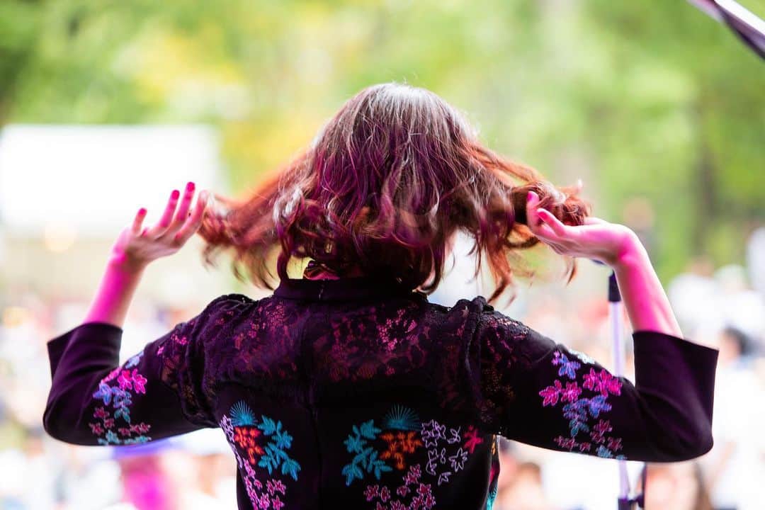 Yun chiのインスタグラム：「りんご音楽祭2019フォトギャラリー . . 開いてすぐYun*chi載ってます🙌 ガッツリ曲の中にいる所撮ってもらえてる🙏 とても可愛いフォトギャラリーのページ🍎◡̈ . .  https://ringofes.info/photo/2019/ . . #りんご音楽祭#2019」