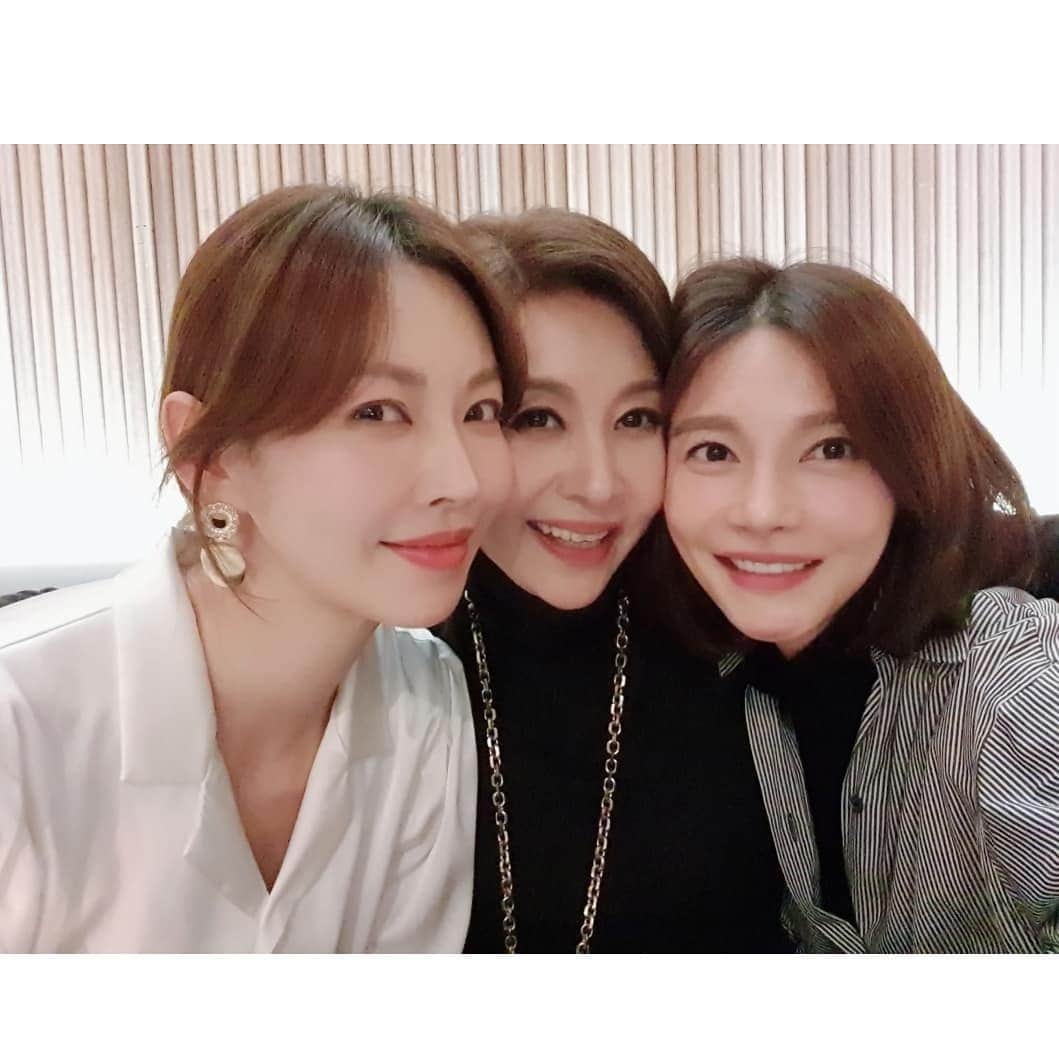 チャ・イェリョンさんのインスタグラム写真 - (チャ・イェリョンInstagram)「너무너무 감사하고,행복 했던 시간...💕 . 존경하고 본 받고 싶은 점이 참 많으신 젤 예쁜 우리엄마! 명길선배님과,  세상 착하고 예쁜 소연언니💕 너무나 젠틀하고 멋지신 사랑꾼 형부💕 (형부라고 부르게 허락 해주셔서 감사합니당) 평생 간직해요 소중한 시간....💓💓💓 . #소소한행복 #남는건사진뿐 #도란도란이야기꽃 🌸 #참좋은시간 #아쉬워서그만 #2차는우리집 🍻」1月16日 13時01分 - chayeryun