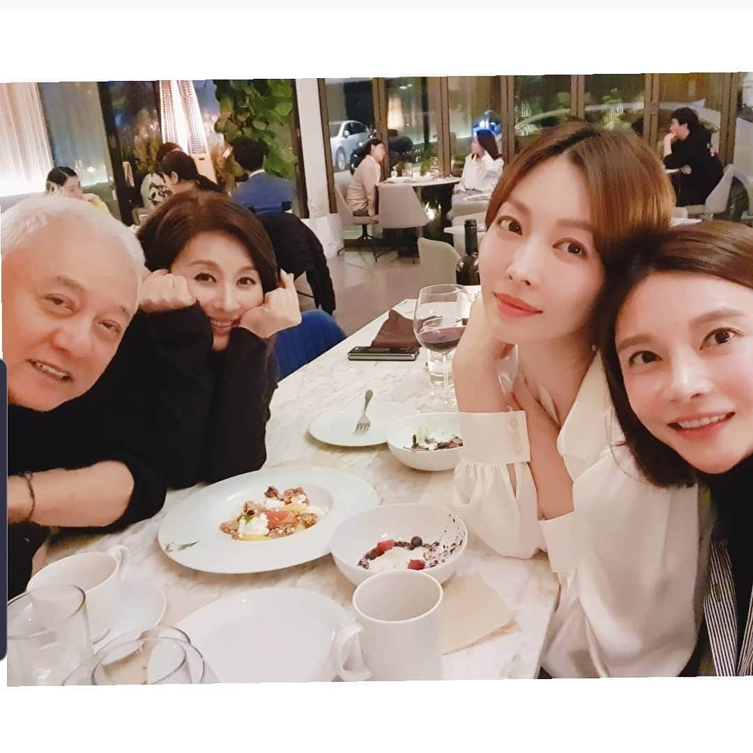 チャ・イェリョンさんのインスタグラム写真 - (チャ・イェリョンInstagram)「너무너무 감사하고,행복 했던 시간...💕 . 존경하고 본 받고 싶은 점이 참 많으신 젤 예쁜 우리엄마! 명길선배님과,  세상 착하고 예쁜 소연언니💕 너무나 젠틀하고 멋지신 사랑꾼 형부💕 (형부라고 부르게 허락 해주셔서 감사합니당) 평생 간직해요 소중한 시간....💓💓💓 . #소소한행복 #남는건사진뿐 #도란도란이야기꽃 🌸 #참좋은시간 #아쉬워서그만 #2차는우리집 🍻」1月16日 13時01分 - chayeryun
