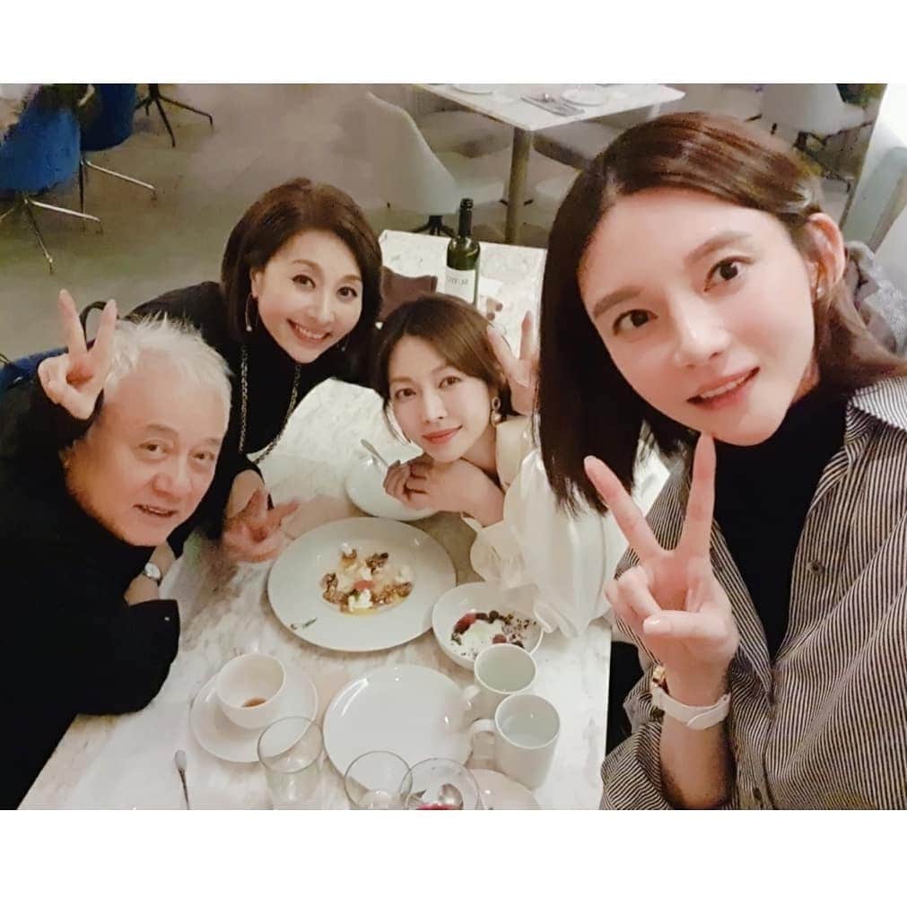 チャ・イェリョンさんのインスタグラム写真 - (チャ・イェリョンInstagram)「너무너무 감사하고,행복 했던 시간...💕 . 존경하고 본 받고 싶은 점이 참 많으신 젤 예쁜 우리엄마! 명길선배님과,  세상 착하고 예쁜 소연언니💕 너무나 젠틀하고 멋지신 사랑꾼 형부💕 (형부라고 부르게 허락 해주셔서 감사합니당) 평생 간직해요 소중한 시간....💓💓💓 . #소소한행복 #남는건사진뿐 #도란도란이야기꽃 🌸 #참좋은시간 #아쉬워서그만 #2차는우리집 🍻」1月16日 13時01分 - chayeryun