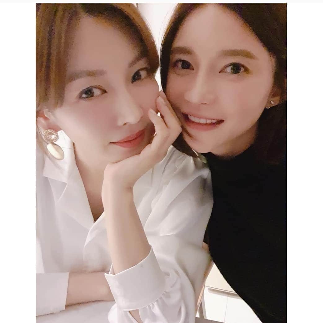 チャ・イェリョンさんのインスタグラム写真 - (チャ・イェリョンInstagram)「너무너무 감사하고,행복 했던 시간...💕 . 존경하고 본 받고 싶은 점이 참 많으신 젤 예쁜 우리엄마! 명길선배님과,  세상 착하고 예쁜 소연언니💕 너무나 젠틀하고 멋지신 사랑꾼 형부💕 (형부라고 부르게 허락 해주셔서 감사합니당) 평생 간직해요 소중한 시간....💓💓💓 . #소소한행복 #남는건사진뿐 #도란도란이야기꽃 🌸 #참좋은시간 #아쉬워서그만 #2차는우리집 🍻」1月16日 13時01分 - chayeryun