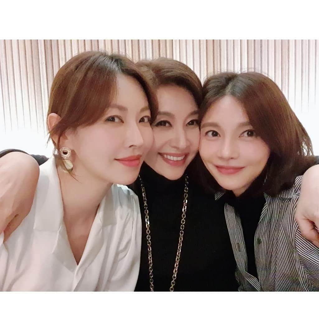 チャ・イェリョンさんのインスタグラム写真 - (チャ・イェリョンInstagram)「너무너무 감사하고,행복 했던 시간...💕 . 존경하고 본 받고 싶은 점이 참 많으신 젤 예쁜 우리엄마! 명길선배님과,  세상 착하고 예쁜 소연언니💕 너무나 젠틀하고 멋지신 사랑꾼 형부💕 (형부라고 부르게 허락 해주셔서 감사합니당) 평생 간직해요 소중한 시간....💓💓💓 . #소소한행복 #남는건사진뿐 #도란도란이야기꽃 🌸 #참좋은시간 #아쉬워서그만 #2차는우리집 🍻」1月16日 13時01分 - chayeryun