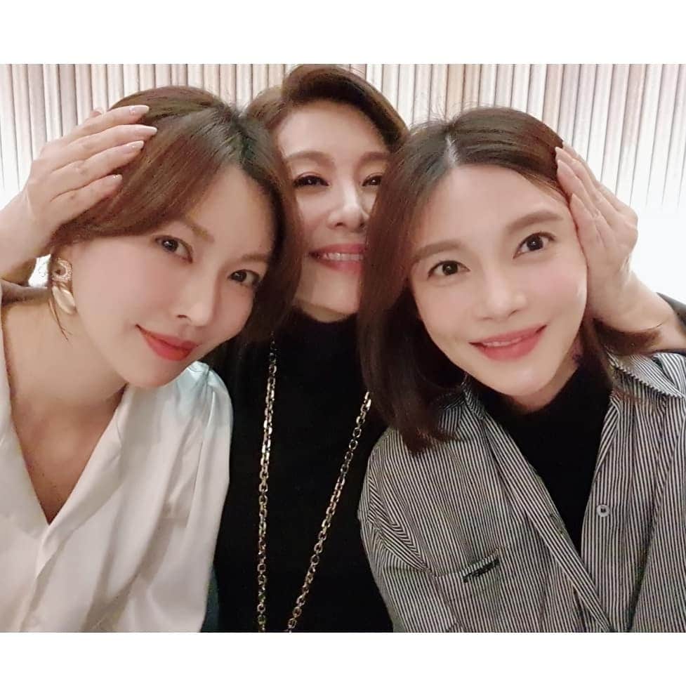 チャ・イェリョンさんのインスタグラム写真 - (チャ・イェリョンInstagram)「너무너무 감사하고,행복 했던 시간...💕 . 존경하고 본 받고 싶은 점이 참 많으신 젤 예쁜 우리엄마! 명길선배님과,  세상 착하고 예쁜 소연언니💕 너무나 젠틀하고 멋지신 사랑꾼 형부💕 (형부라고 부르게 허락 해주셔서 감사합니당) 평생 간직해요 소중한 시간....💓💓💓 . #소소한행복 #남는건사진뿐 #도란도란이야기꽃 🌸 #참좋은시간 #아쉬워서그만 #2차는우리집 🍻」1月16日 13時01分 - chayeryun