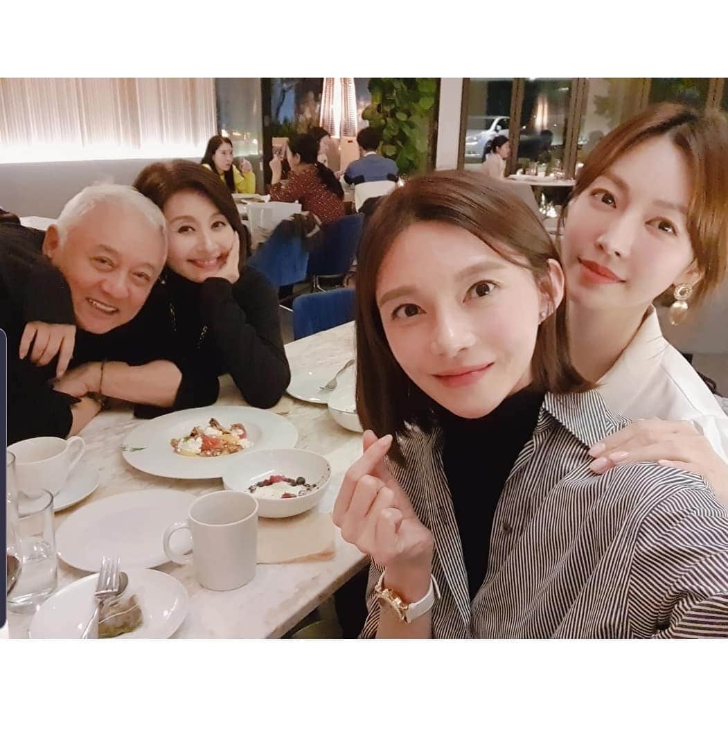 チャ・イェリョンさんのインスタグラム写真 - (チャ・イェリョンInstagram)「너무너무 감사하고,행복 했던 시간...💕 . 존경하고 본 받고 싶은 점이 참 많으신 젤 예쁜 우리엄마! 명길선배님과,  세상 착하고 예쁜 소연언니💕 너무나 젠틀하고 멋지신 사랑꾼 형부💕 (형부라고 부르게 허락 해주셔서 감사합니당) 평생 간직해요 소중한 시간....💓💓💓 . #소소한행복 #남는건사진뿐 #도란도란이야기꽃 🌸 #참좋은시간 #아쉬워서그만 #2차는우리집 🍻」1月16日 13時01分 - chayeryun