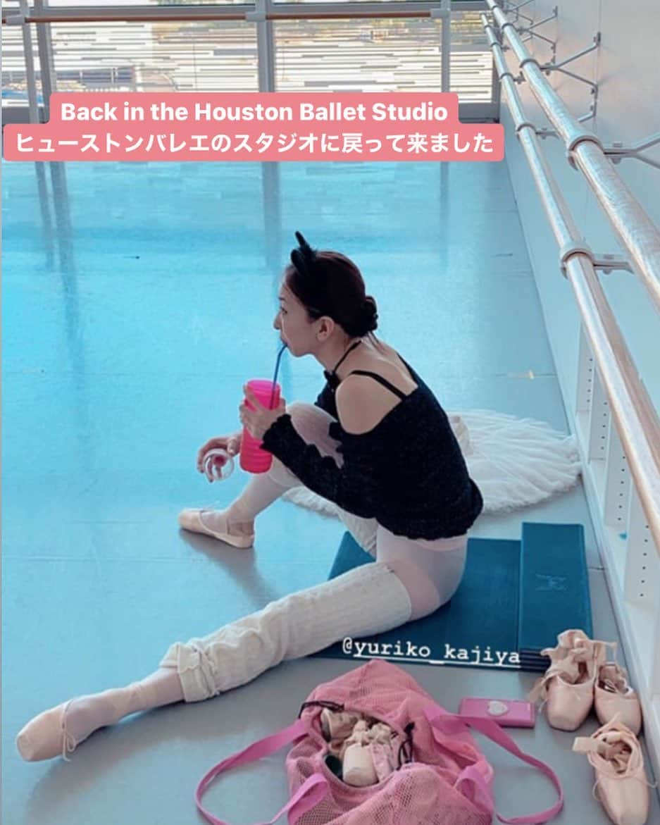 加治屋百合子さんのインスタグラム写真 - (加治屋百合子Instagram)「Back in Houston rehearsing “Sleeping Beauty”. I will be dancing both Aurora and Lilac Fairy👑 Photo taking by @chunner from last Halloween😆 This is what I usually look like in the studio without the cat ear😝  今週からはヒューストンバレエの次の公演へ向けてリハーサルが始まりました。つぎは「眠れる森の美女」。私はオーロラ姫とリラの精を踊ります👑　写真は去年のハロウィンから @chunner より。普段スタジオではこんな感じ。猫の耳はつけてないけど〜😝 Leg warmer: @rubiawear  Floor mat: @chacott_jp  Pointe shoes: @capezio  Tights: @zarelywear  #ballerina #ballerinacat #pink #studio #バレリーナ　#バレエ」1月16日 13時04分 - yuriko_kajiya