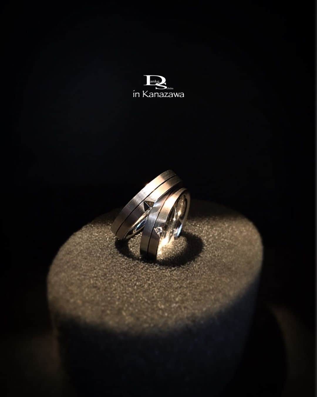 Danke schön ダンケ 金沢 結婚指輪 鍛造さんのインスタグラム写真 - (Danke schön ダンケ 金沢 結婚指輪 鍛造Instagram)「・ ・ 店に居ると毎日 当たり前のように見ている 🇩🇪クリスチャンバウアーの指輪達 ・ ・ ふと🤔💭 思った ・ ・ クリスチャンバウアーの 🇩🇪公式サイト 🇯🇵公式サイトにも ・ ・ このデザインは今まで殆ど 情報公開されて来てないかも…です。 ・ ・ だったら持っている店が 情報公開しないと… ・ ・ 本当に誰にも 知ってもらえない🤭🤭🤭 可能性大⁉︎ ・ ・ 知っている者からすると クリスチャンバウアーのモデル SNS上に出てるのは「極一部」じゃなくて ・ ・ 極 ! 極‼︎ 一部‼︎!のモデル ・ ・ 是非！ ご相談くださいね。 ・ ・ その為に店舗を 構えていますので…👋🏻 ・ ・ 📷:2 Diaは爪一切無し 地金に嵌め込みタイプ (至ってシンプル😄) ・ ・ ・ 鍛造削り出し 🇩🇪クリスチャンバウアー 専門店 『  Danke schön 』 ・ ・ ・ ・ ・ ——Danke————————————— ▪︎トップページ 🔜 @danke2005 ———————————schön———— ・ ・ #クリスチャンバウアー金沢#ドイツ製 #christianbauer #ダンケ #金沢結婚指輪 #結婚指輪 #婚約指輪 #鍛造指輪 #2020秋婚  #2020冬婚 #プロポーズリング#経年変化 #ブライダルリング  #福井結婚指輪 #ポルシェ #メルセデスベンツ #マリッジリング #ブライダル #切削 #ブライダルフェア#結婚記念日 #金沢 #ポリッシュ  #結婚指輪金沢  #結婚指輪選び #結婚準備  #富山結婚指輪 #鍛造リング #再婚  #メンズリング」1月16日 13時15分 - danke2005