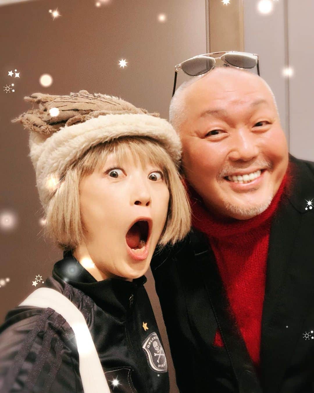 広崎うらんのインスタグラム：「江原啓之さんと偶然再会し熱いハグ😍❤️Bunkamura オーチャードホールでのオペラ『紅天女』にて！私はリハ後飛び込みで3幕からしか拝見出来なかったのだが、さすが客層が様々だった！以前、蜷川さん演出の『ガラスの仮面』2作振付させて頂きました❣️夏木マリさんの月影先生懐かしく😆❤️このオペラは劇中劇として独立していて、小林沙羅ちゃんが阿古屋&紅天女を熱演✨3時間40分の大作でした！」