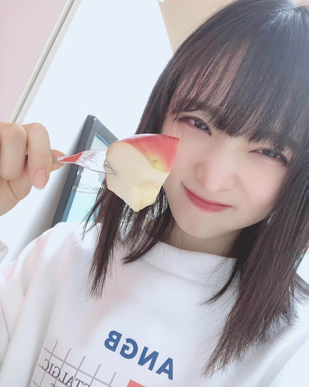 小栗有以さんのインスタグラム写真 - (小栗有以Instagram)「‪りんご美味しい〜〜！！🍎 ‬ . . ‪#りんご‬‪#もぐもぐタイム‬‪#ソロコン ‬‪#レッスン‬」1月16日 13時18分 - yuioguri_1226