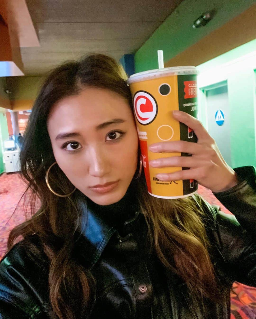 白雪のインスタグラム：「🤡🥤🍿」