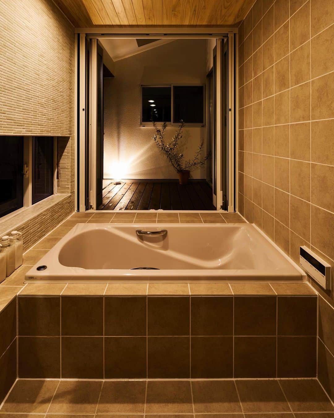 Yasuhiro Arimuraさんのインスタグラム写真 - (Yasuhiro ArimuraInstagram)「贅沢な家時間はお風呂から。坪庭を眺めながらのお風呂は時間が過ぎるのを忘れるレベル。造作風呂だからこその仕上がりです！ ---------------------------------------------------- more photos... 👉 @yasuhiro.arimura ---------------------------------------------------- #住まいず #sumais  #注文住宅  #家づくり #マイホーム  #マイホーム計画 #木の家 #福島県 #住まい #新築 #お風呂  #鹿児島 #霧島市 #工務店  #工務店がつくる家  #工務店だからつくれる家  #福島市  #木の家  #自然素材 #デザイン  #暮らし #暮らしを楽しむ #シンプルな暮らし #丁寧な暮らし #造作風呂  #坪庭 #田舎暮らし #wisescape #instahouse」1月16日 13時25分 - yasuhiro.arimura