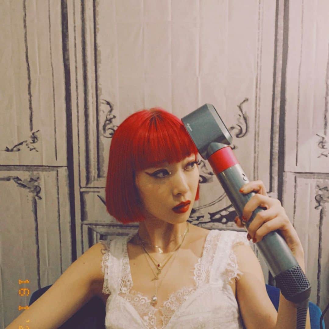 AYAさんのインスタグラム写真 - (AYAInstagram)「dyson @dysonjapan  PINK HAIRを綺麗に保つのに 欠かせないdysonのヘアドライヤー。これ１つでブローまで出来ちゃうから助かるのです✌︎ #dyson #disonhair #ダイソン」1月16日 13時33分 - ayaxxamiaya