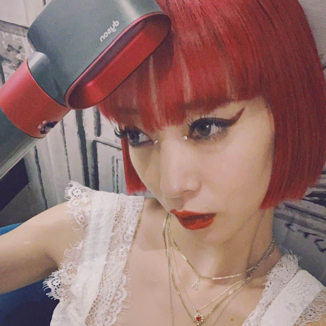 AYAさんのインスタグラム写真 - (AYAInstagram)「dyson @dysonjapan  PINK HAIRを綺麗に保つのに 欠かせないdysonのヘアドライヤー。これ１つでブローまで出来ちゃうから助かるのです✌︎ #dyson #disonhair #ダイソン」1月16日 13時33分 - ayaxxamiaya