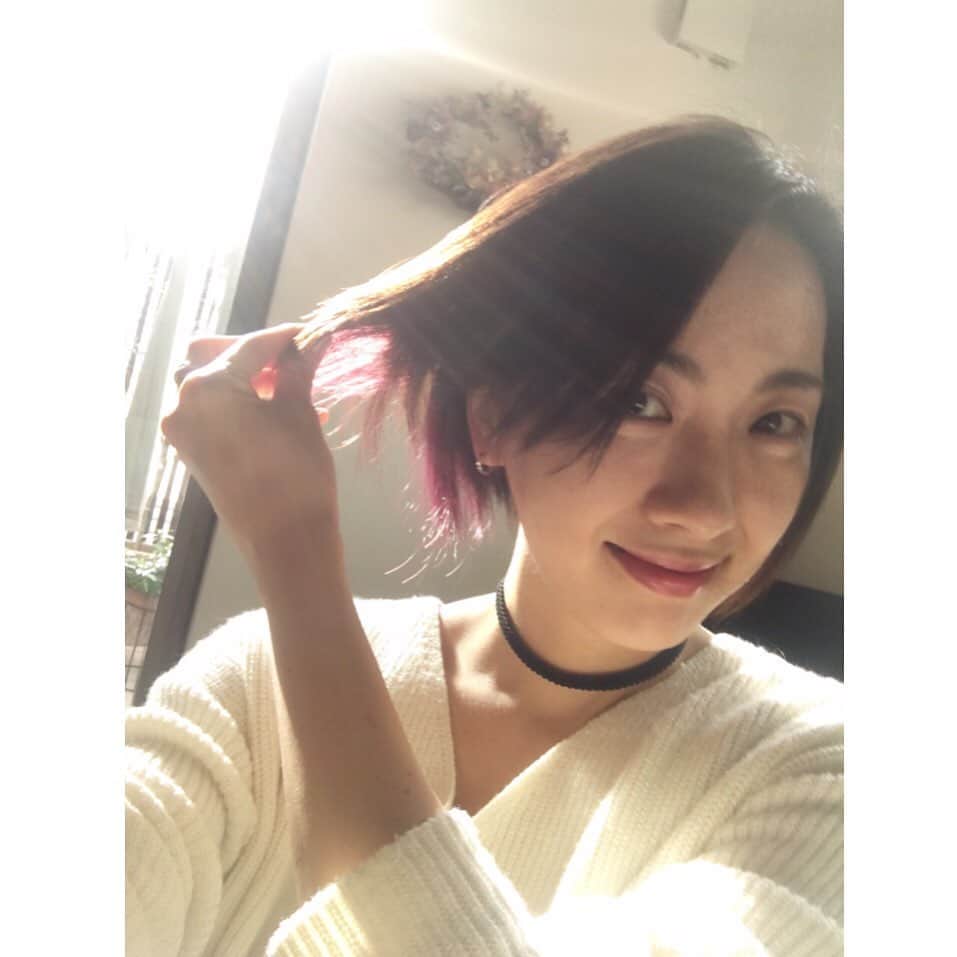 今村沙緒里のインスタグラム：「誕生日でした🍰 色々な方がお祝いしてくれて メールやコメントや動画… プレゼントも！嬉しかったです！ ありがとうございます＊＊ ・ 久々にカラーを入れて ちょっと、パープルに💜 普段はわからないマジック☪️ でも→ピンク→薄茶に。(今ここ) また、新しいカラー入れたいな🦄 ・ 日々、色々なことがあるけれど… 人生の中で、 いろいろな色や、文化や、アートに 触れていきたいと思ってます⛄️ 周りの方々に感謝しながら＊ これからも、一緒に楽しく！ よろしくお願いします❤︎ ・ My birthday Januray 13th. Many  people celebrated me, i was happy. Thanks☺︎！ My inside hair changed little purple, but pink and brown now. I want to touch with various colors  and culture and art in my life！ 💜🌼🌿💄💎👩‍🎤🌸🌈 ・ #mybirthday #thanks #life #haircolor #purple #생일 #고마워요 #誕生日 #ありがとう #パープルカラー #ちょっとコメディーみたいな日でした❤︎」