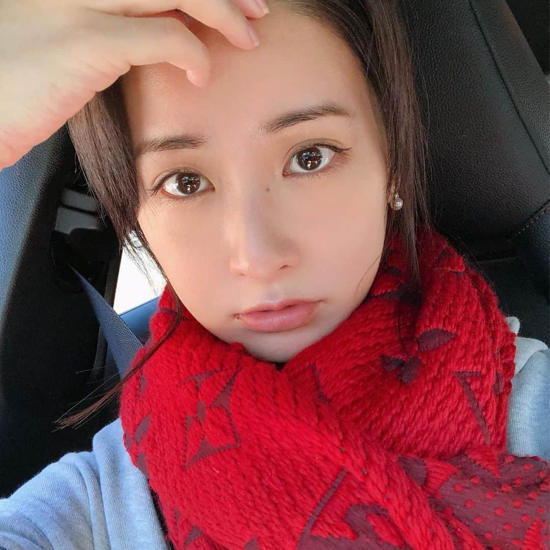 神室舞衣のインスタグラム：「毎年恒例の家族旅行も終了🐶 今年は伊豆〜河津町へ お昼は暖かいのでちらほらと桜も咲いていて気分もアガりました。 年末から食べっぱなしで人生最大にピークを迎えてしまったので今日から気を引き締め直します。 とか思いつつ写真直前に食べたお醤油たっぷりの焼き団子ももう食べたい。 と遅くなりましたが明けましておめでとうございます。 とにかく今年は体調を戻して活発に動ける年にしたい😤 けど本厄ですって。私自身あまり気にしないんですが周りに言われる😂 皆さまも素敵な一年になります様に。 どうぞよろしくお願いします。」