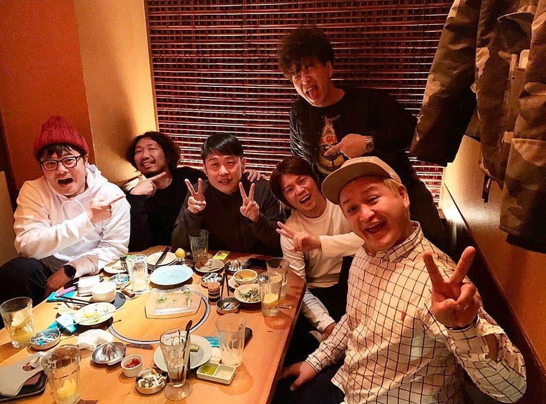 大川知英のインスタグラム：「朝まで成ちゃんの羽ばたき会🤡 同期で笑いと真剣と笑いとで 最高の時間を過ごした🧘🏼‍♂️ 大阪でも頑張ってね❗️絶対やるよ、 この人は⭐️また集まろう🧘🏼‍♂️ #金成公信#ガリットチュウ福島 #バッドボーイズ佐田#マンボウやしろ #ニブンノゴ#fromLA#2期生#同期 #takatsubase#amecajiboys  #アメトイ部キャプテン」