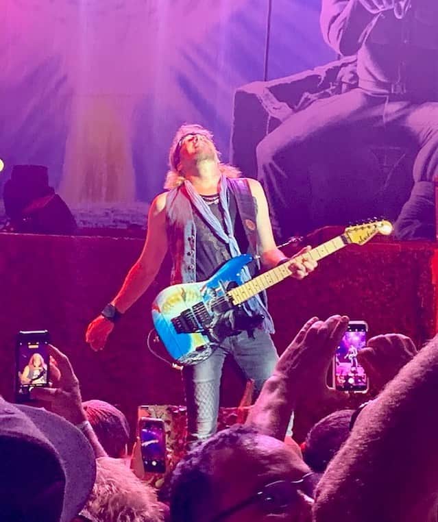 エイドリアン・スミスのインスタグラム：「Loving the feel playing my “hooligan” guitar. @officialjacksonguitars @legacy_of_the_beast #legacyofthebeasttour @ironmaiden」